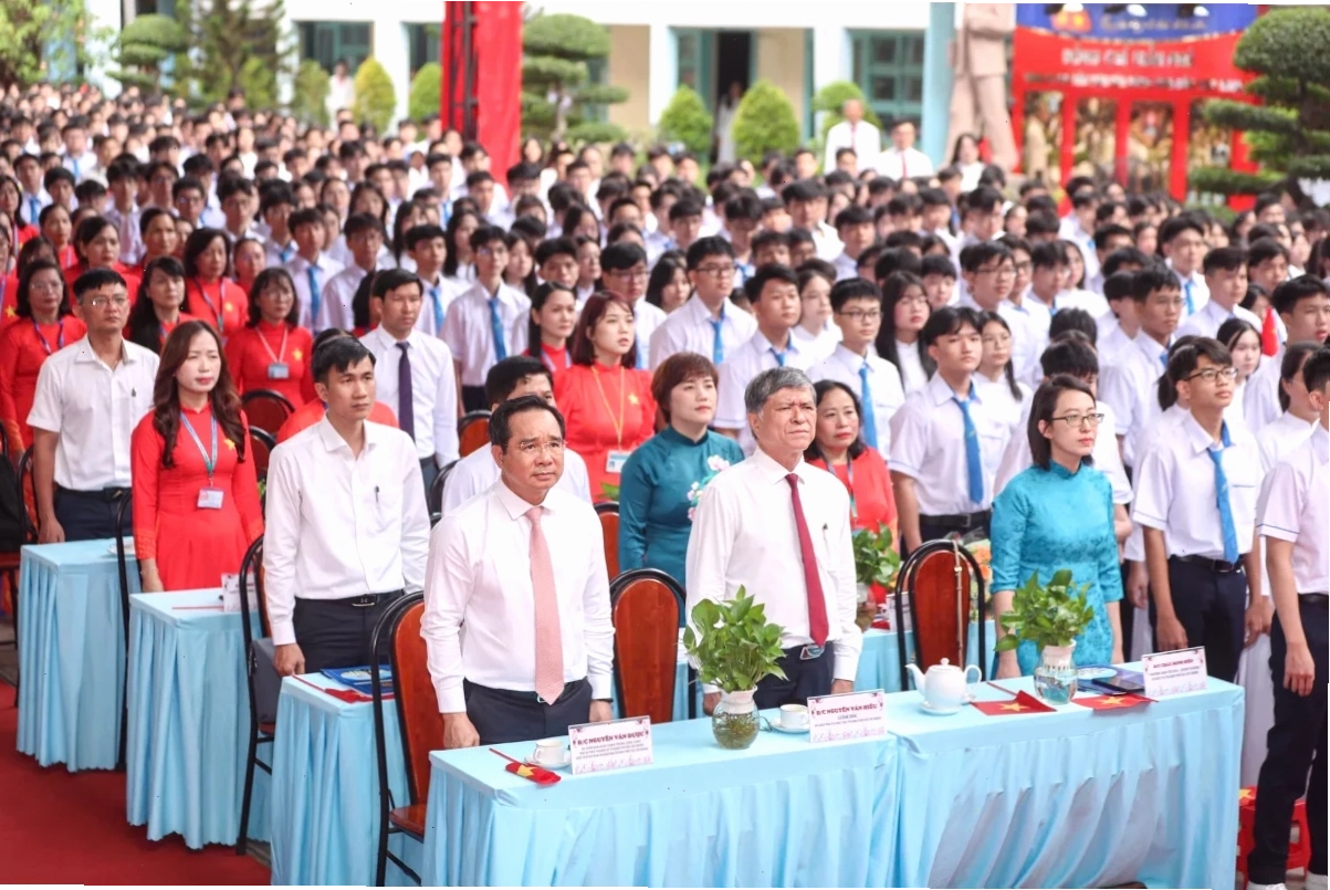 chào cờ meme