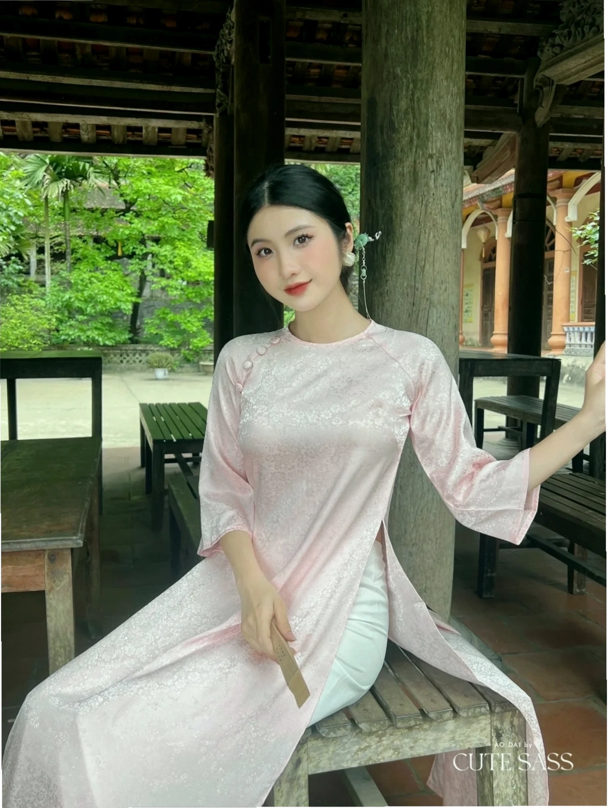 Chi tiết tà áo dài meme bay bổng