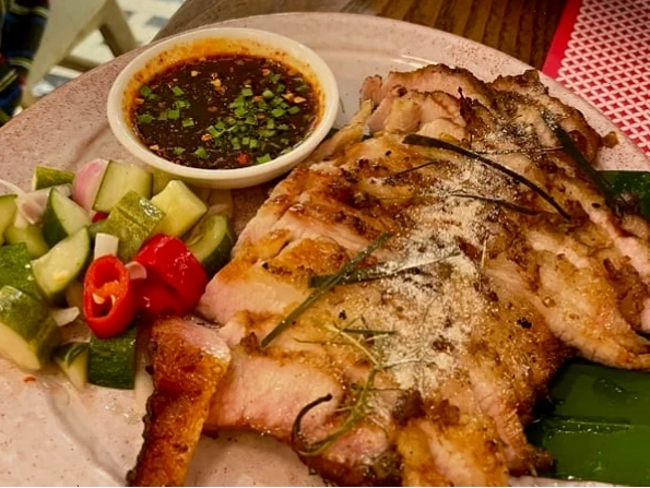 meme bistro mai hắc đế góc nhìn từ cửa kính