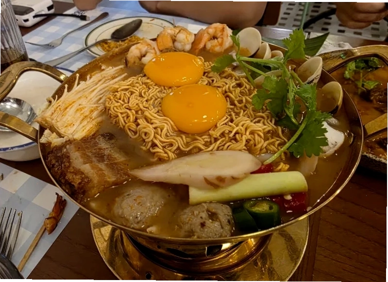 meme bistro mai hắc đế không khí đông đúc