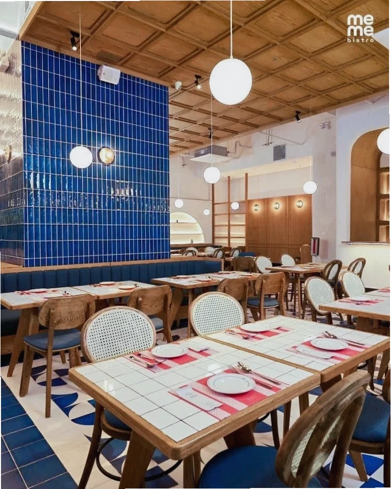 meme bistro mai hắc đế với không gian tầng một đầy năng động và quầy bar ấn tượng