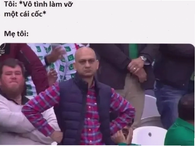 meme người đàn ông chống nạnh cười gượng