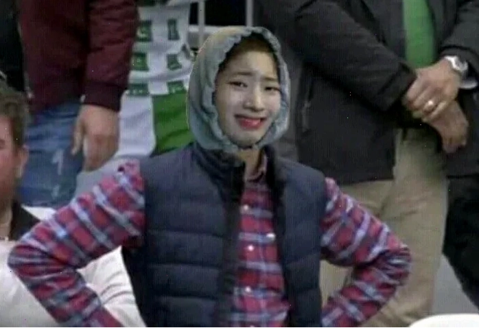 meme người đàn ông đứng chống nạnh cười gượng