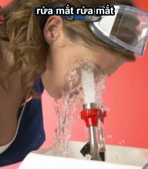meme nhỏ mắt