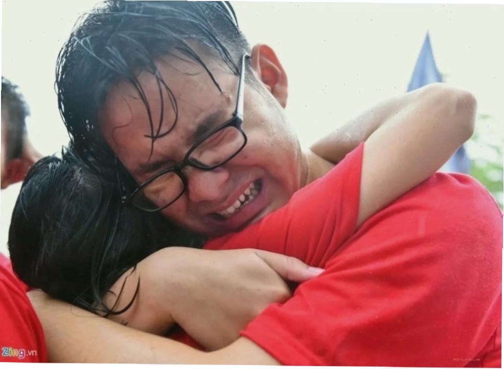 meme ôm nhau hài hước
