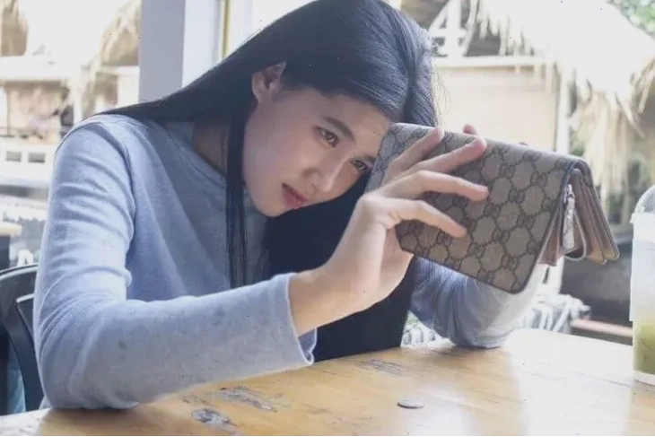 meme ví hết tiền chán nản