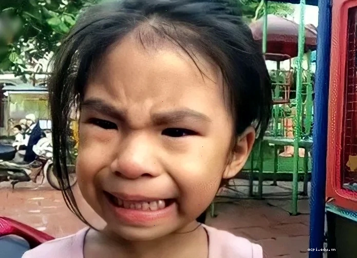 meme vừa cười vừa khóc của bé Kẹo ngày xưa