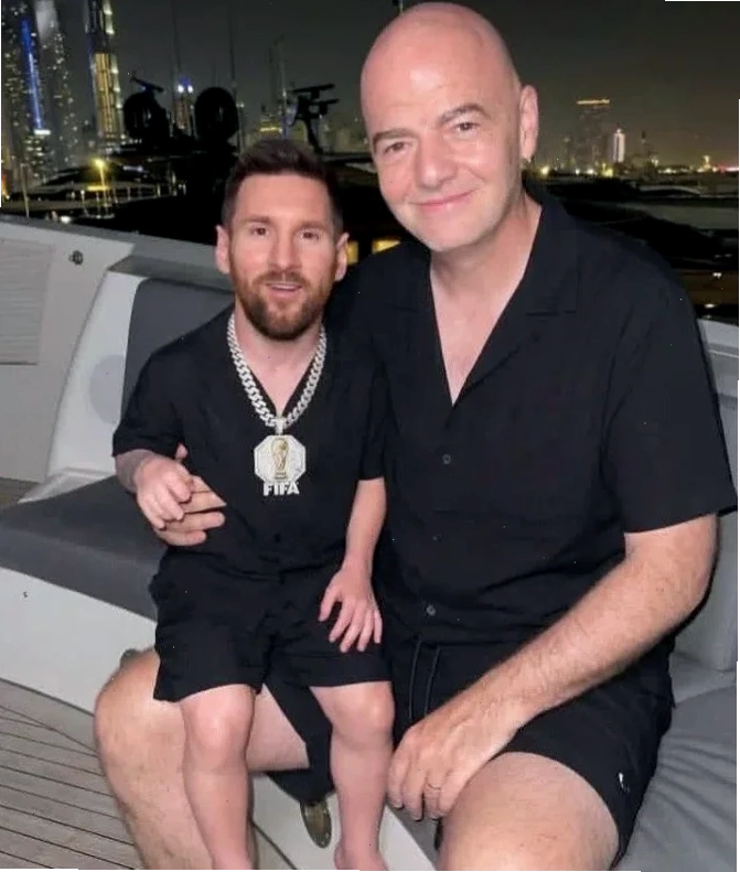 messi meme trên sân bóng