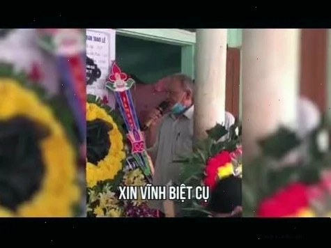 Một cụ ông đang cầm micro tạo nên xin vĩnh biệt meme