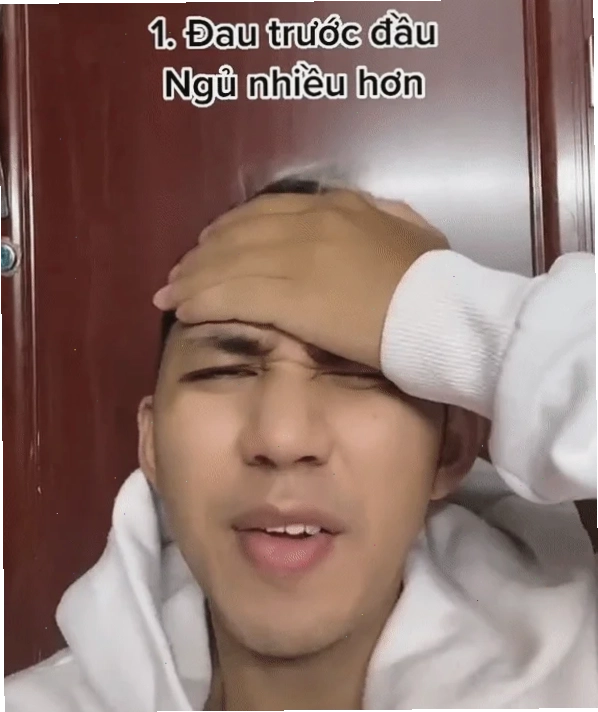 nhức đầu meme nhìn đồng hồ