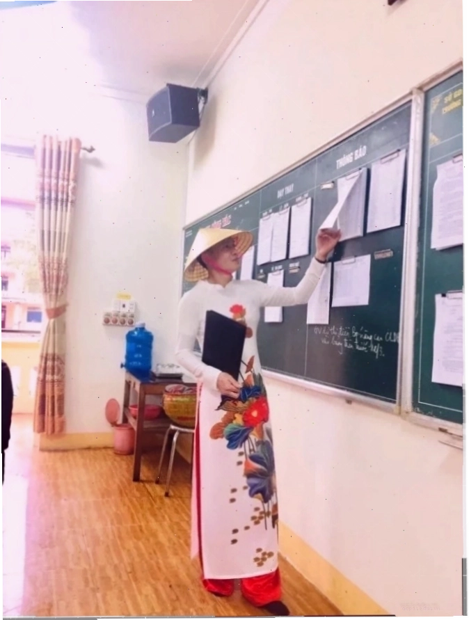 Vẻ đẹp thiếu nữ áo dài meme nhìn từ phía sau